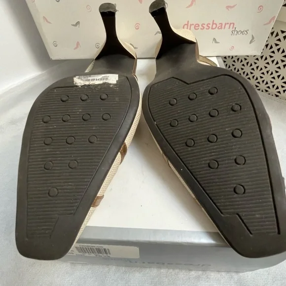 Beige shoes accented with gold trim Like new wore them once size 6.5 - Picture 3 of 3